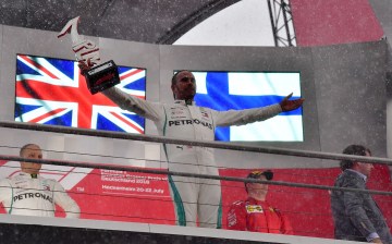 Jacques Villeneuve accuses Lewis Hamilton of "portraying himself like he is Jesus"