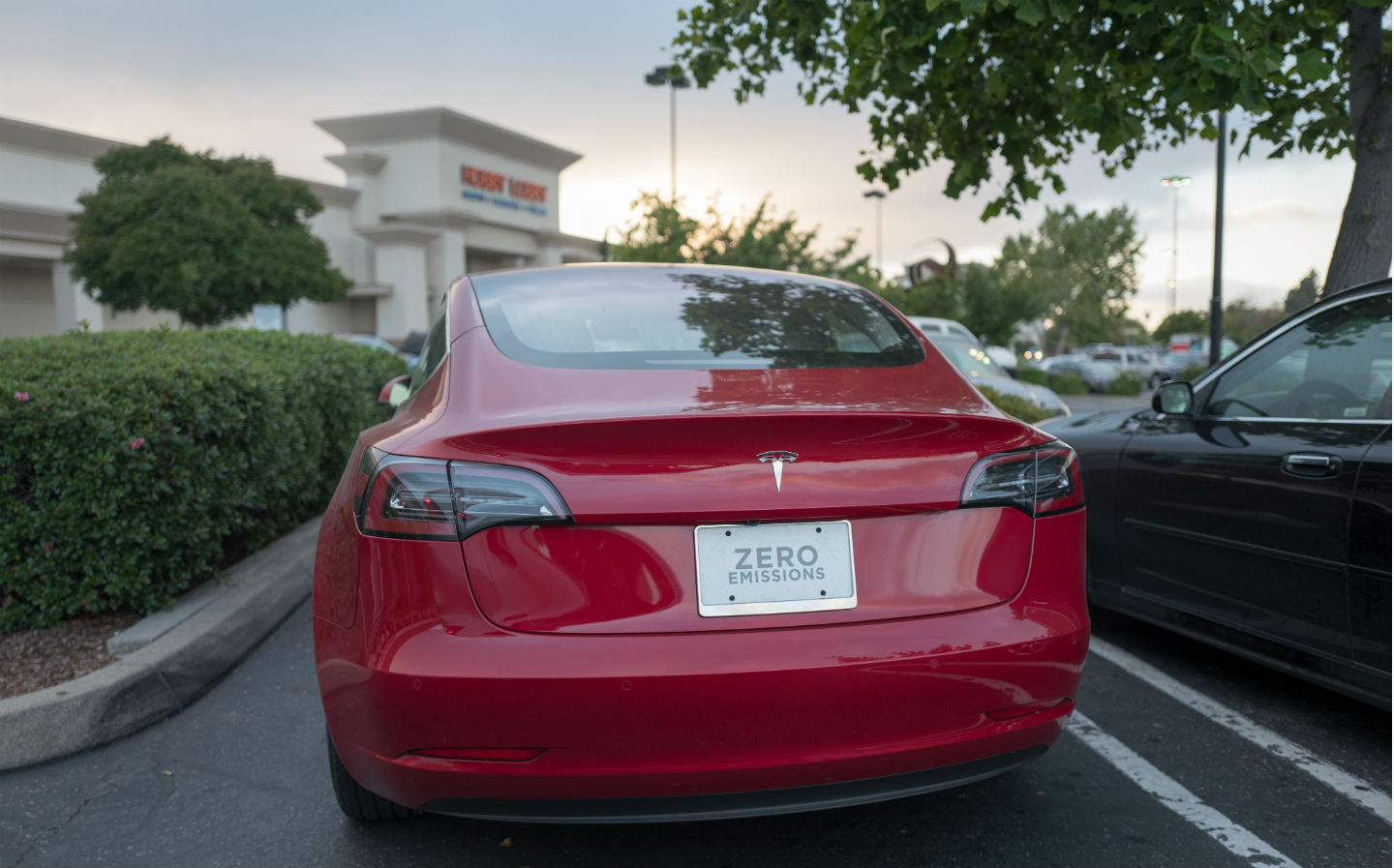 Tesla announce 'Summon' Autopilot parking system update is coming to Model 3