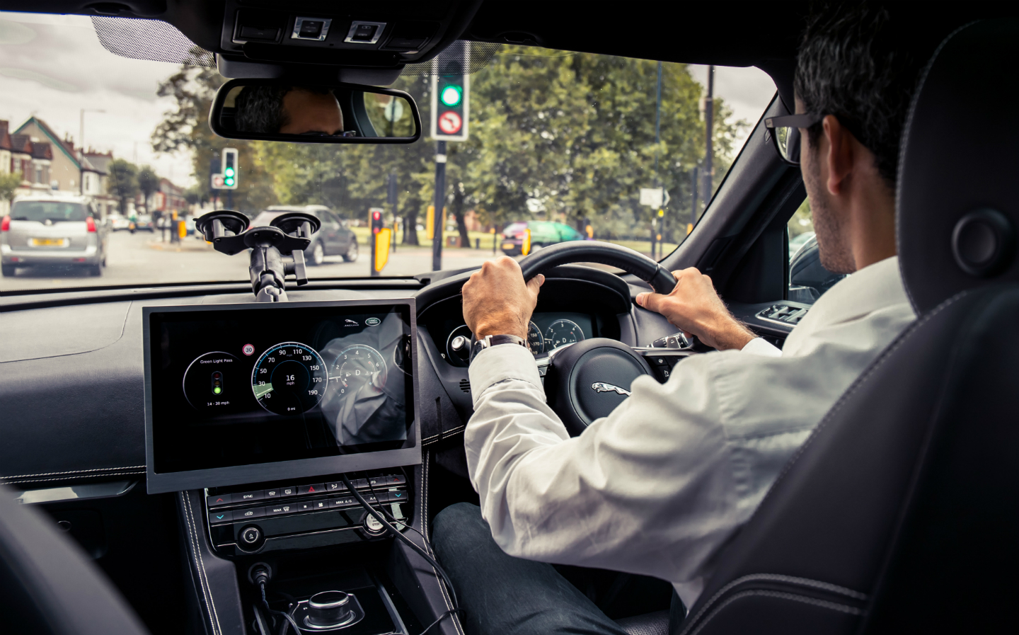 Jaguar solves congestion delays with tech that "talks" to traffic lights