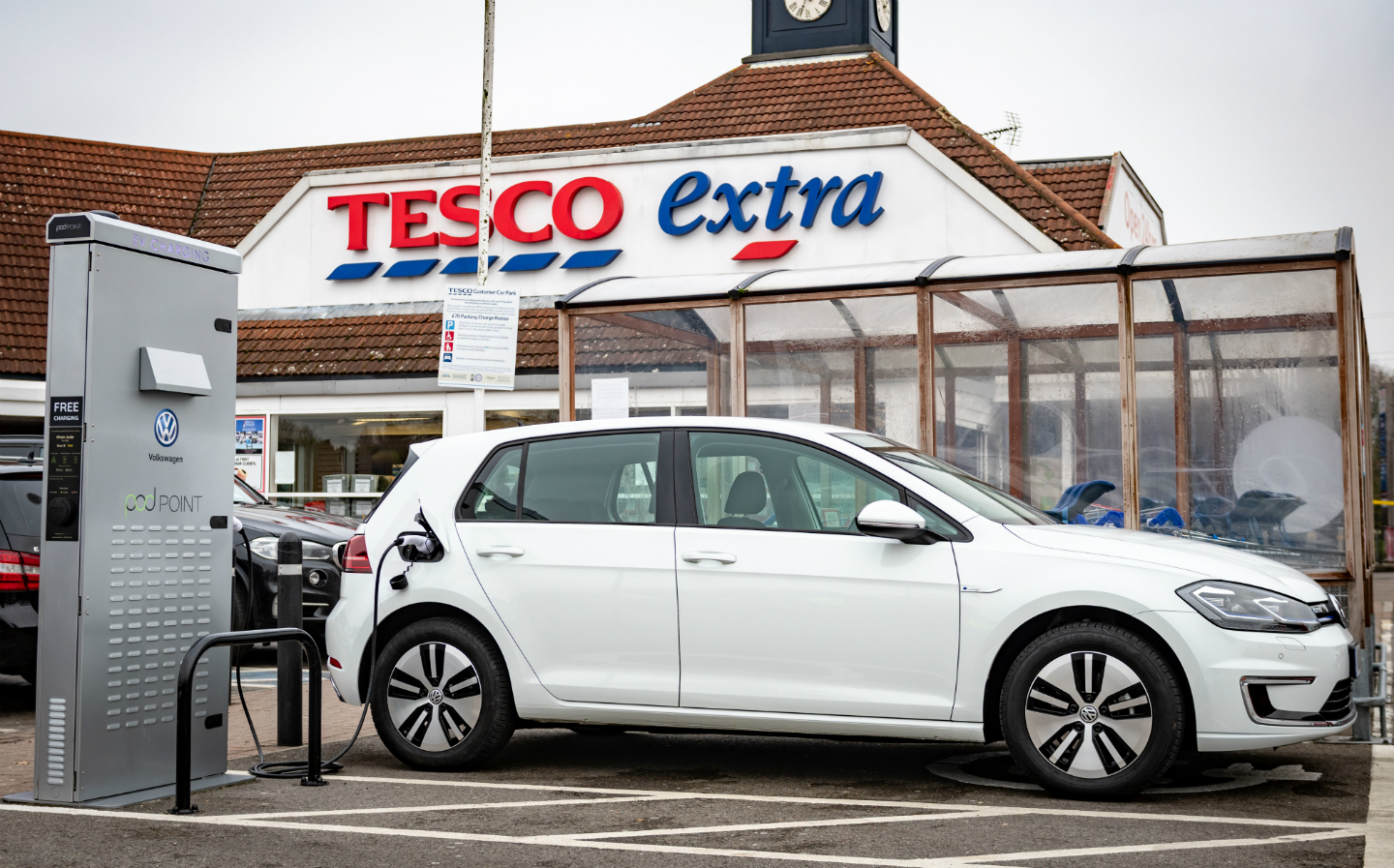 Volkswagen va lancer 2 400 chargeurs de véhicules électriques au Royaume-Uni