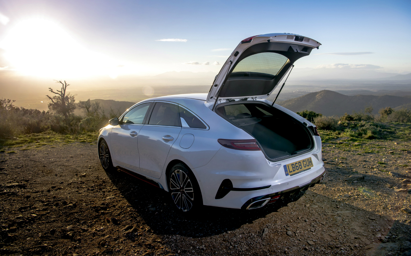 https://www.driving.co.uk/wp-content/uploads/sites/5/2019/01/2019-Kia-ProCeed-GT-First-Drive-Review-05.jpg