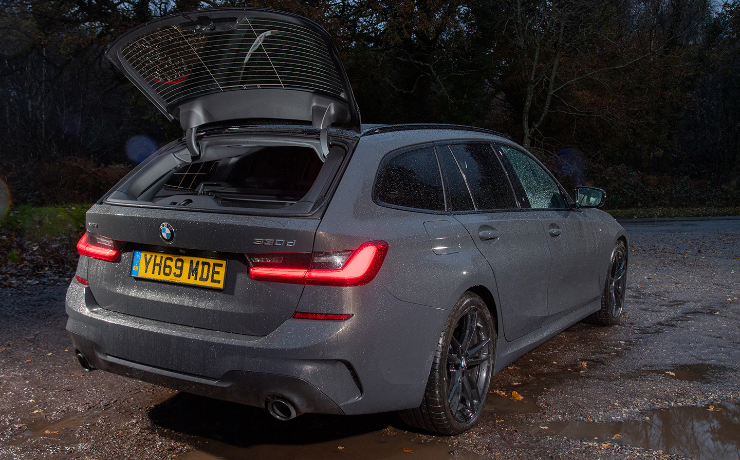 Extended Test: 2019 BMW 3 Series Touring 330d xDrive (G21) review by Will Dron for Sunday Times Driving.co.uk - rear window opening