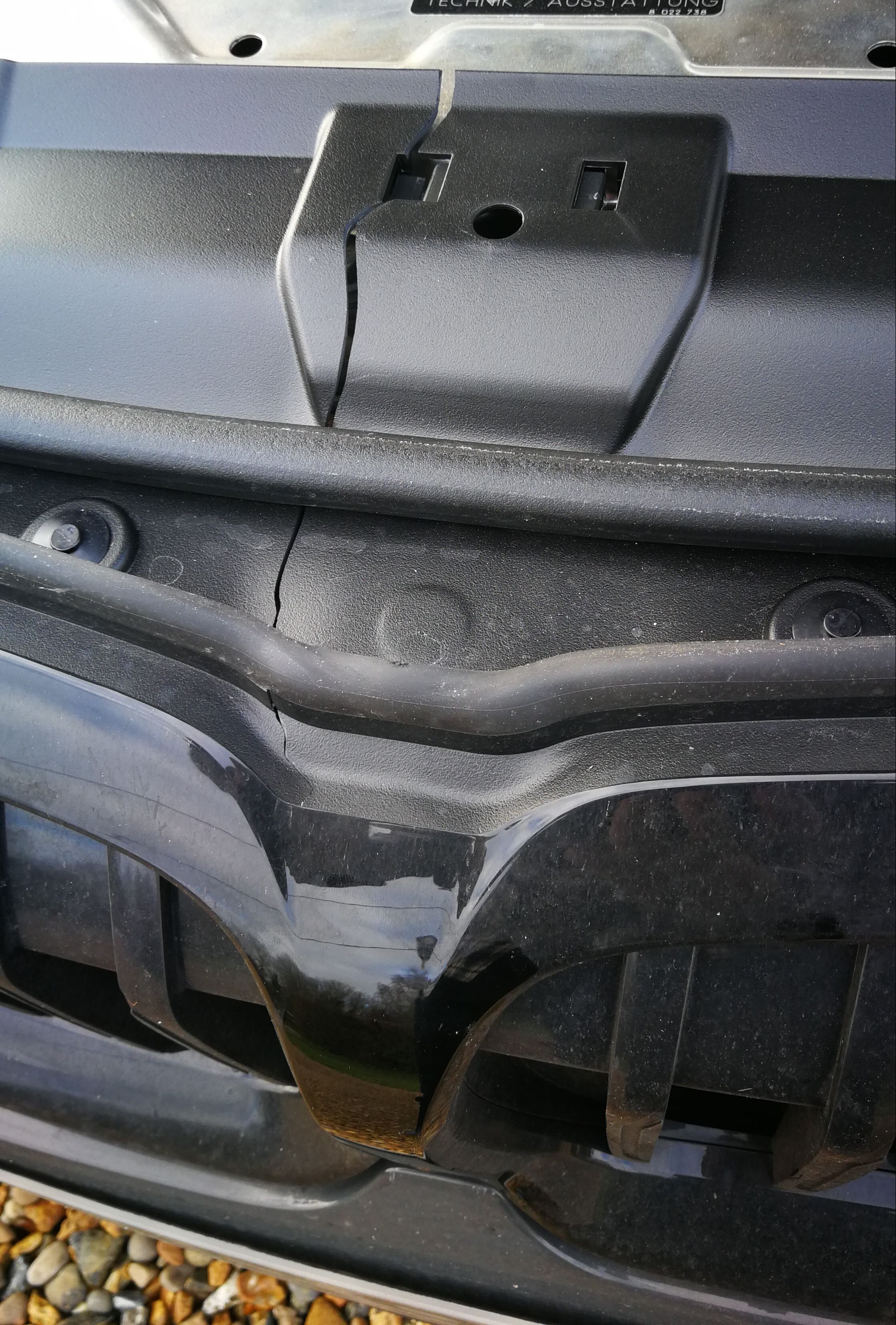 BMW 330d grille damage