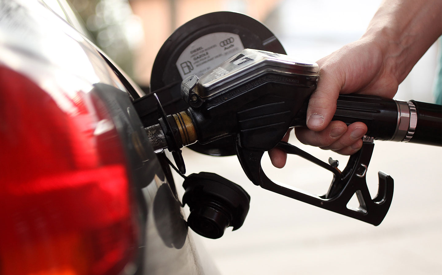 What does the biggest daily drop in oil prices in 20 years mean for drivers?