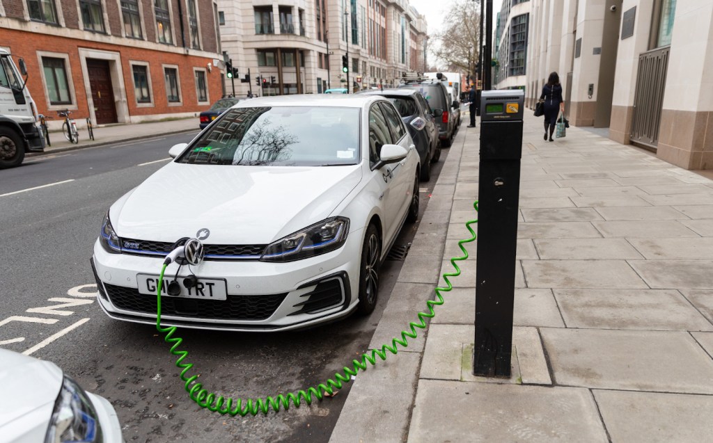 Street charging is postcode lottery, says research