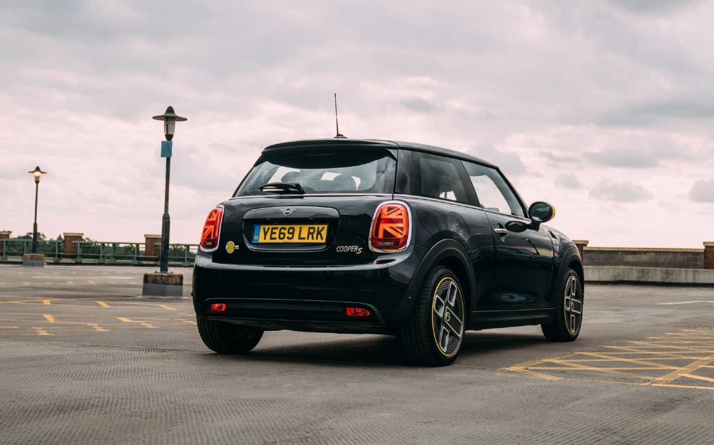 2021 Mini Electric Level 3 - Midnight Black - Walkaround