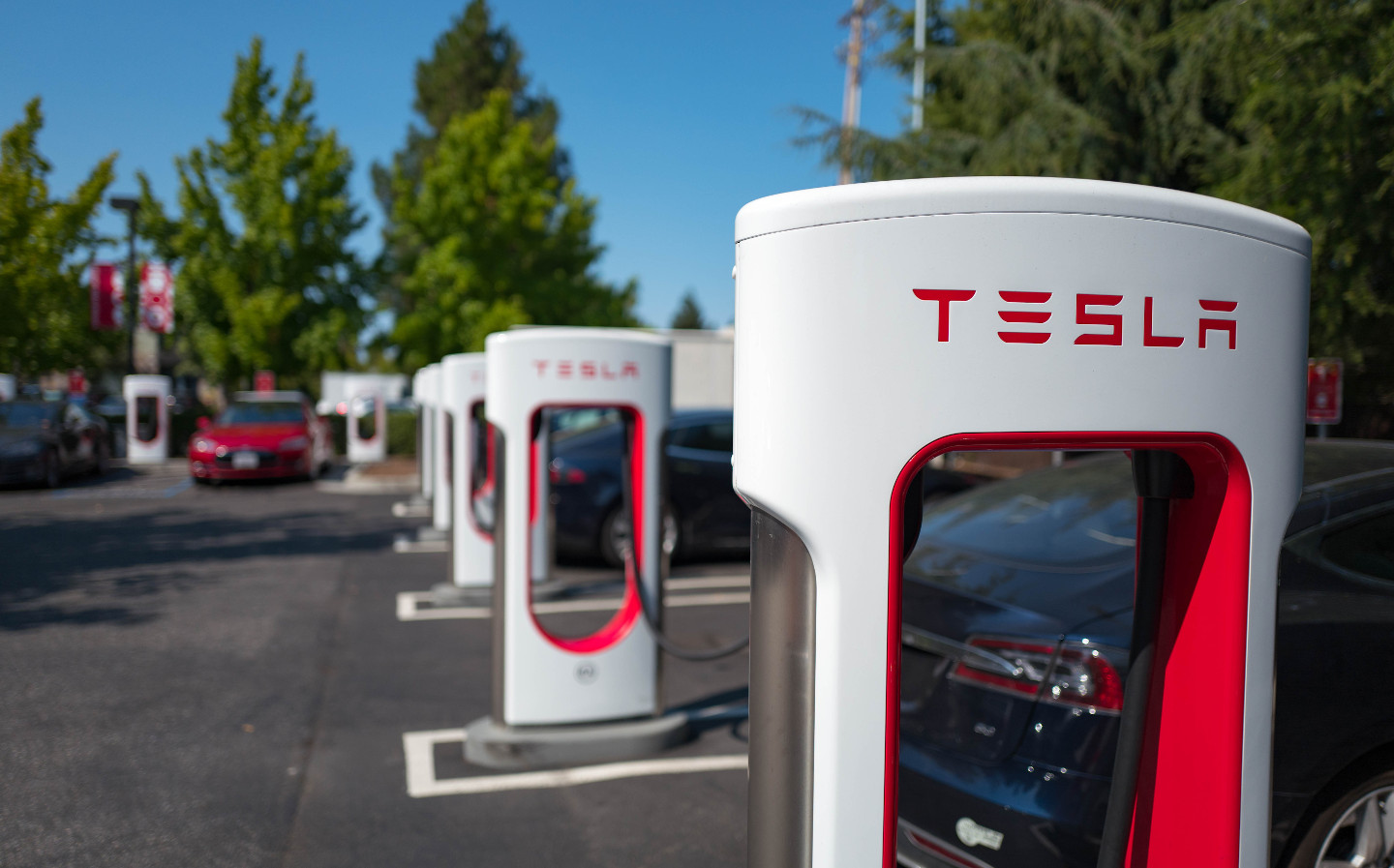 Tesla installs world’s 2000th supercharger