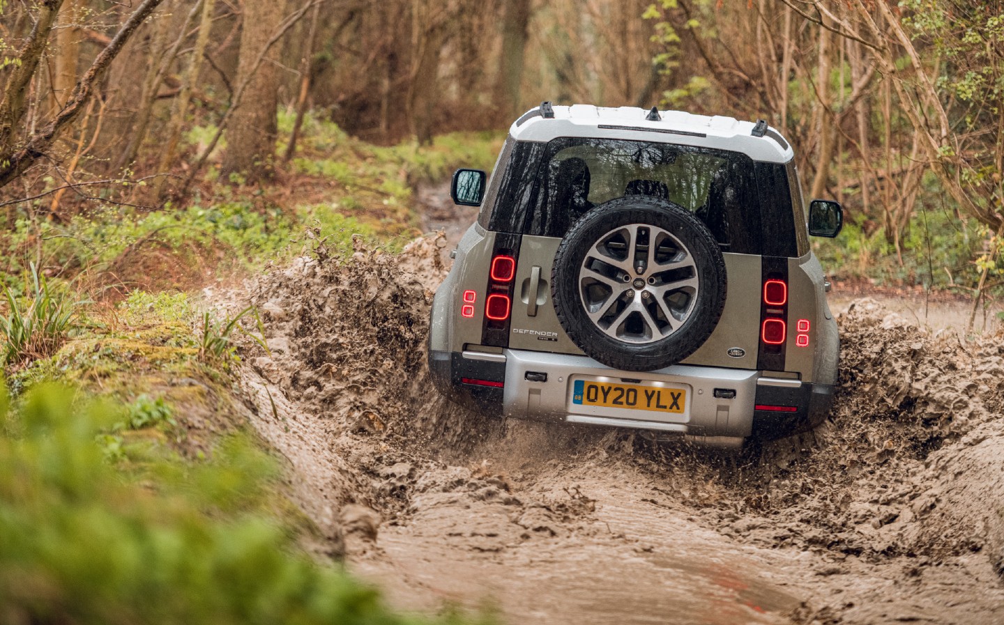 Land Rover Defender в грязи