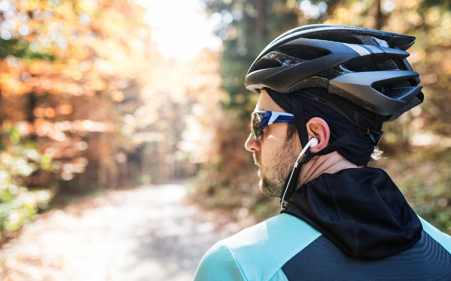 Using headphones while cycling is safety risk, says charity