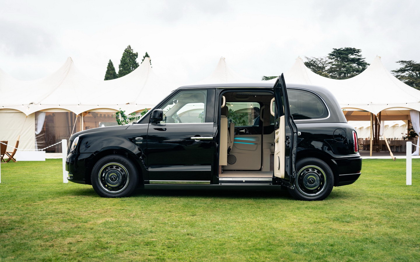 World's most luxurious black cab' features drinks fridge, 20in screen and  games console