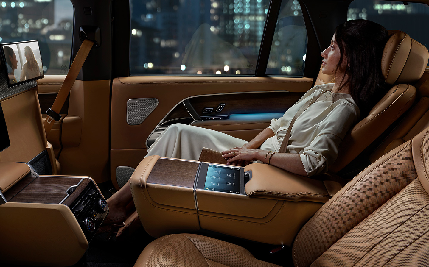 2022 Range Rover SV interior four-seating