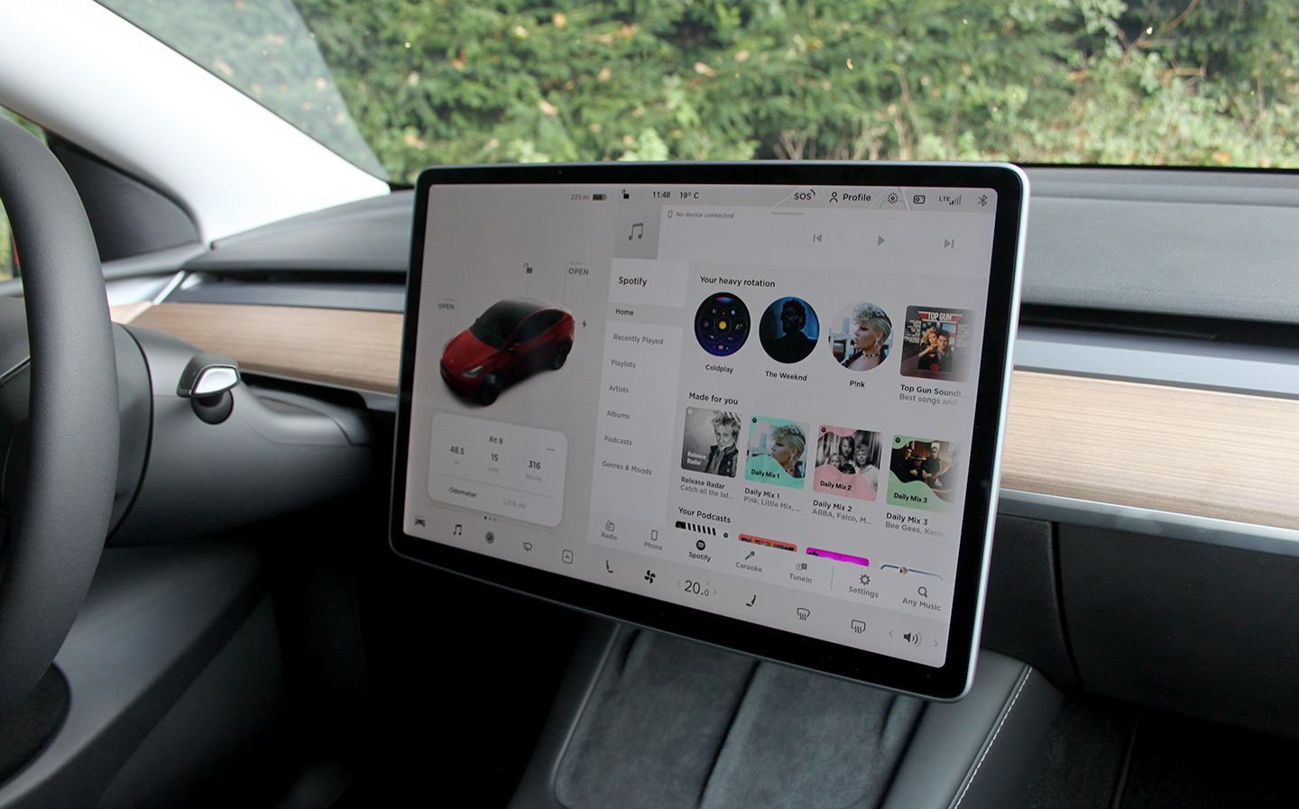 Interior - touchscreen - Tesla Model Y 2022 reviewTesla Model Y 2022 review