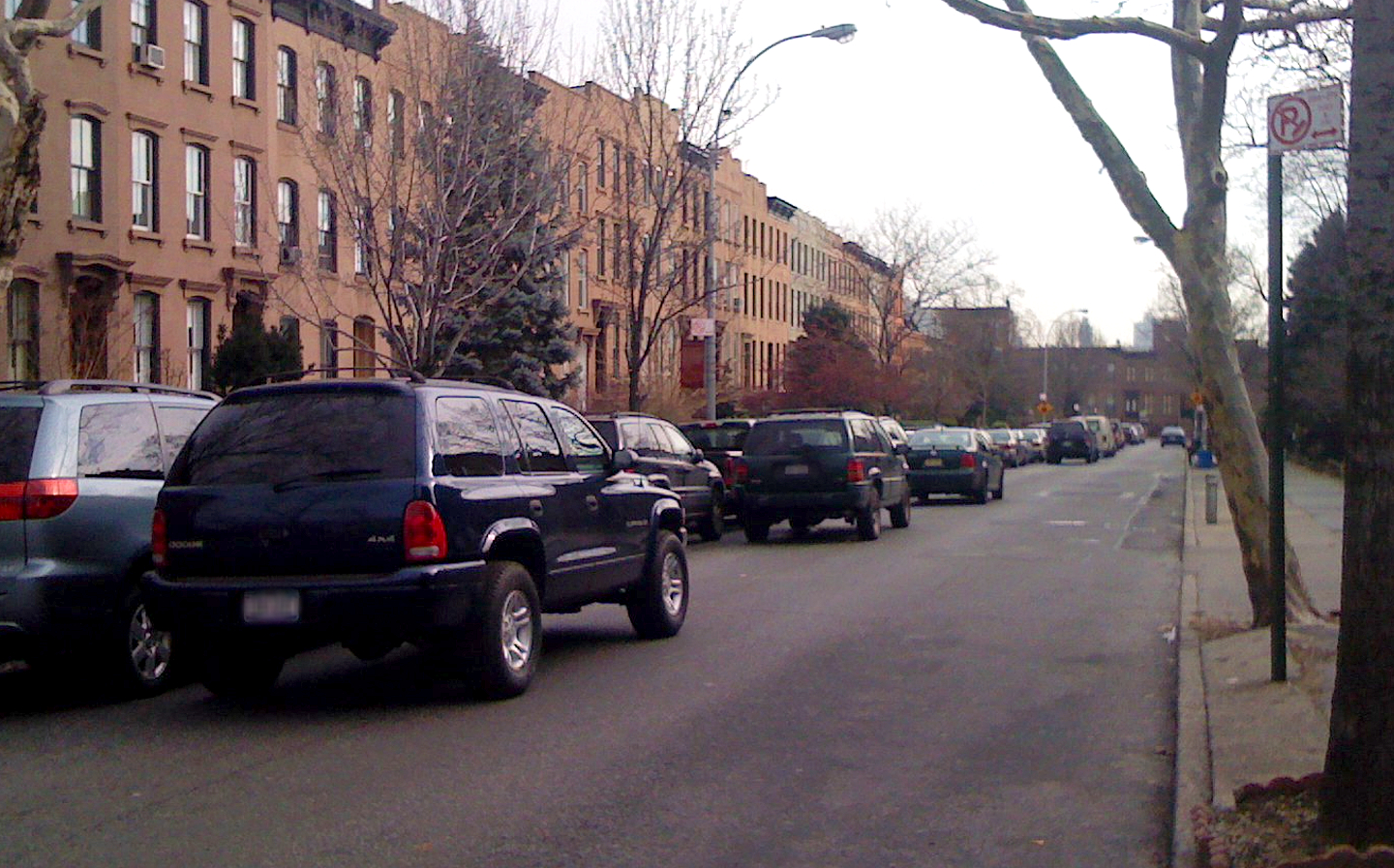 Alternate-side parking in new York City (Image by Jp via Flickr)