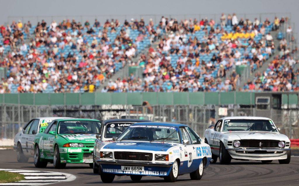 Classic-touring-cars-at-Silverstone-Festival