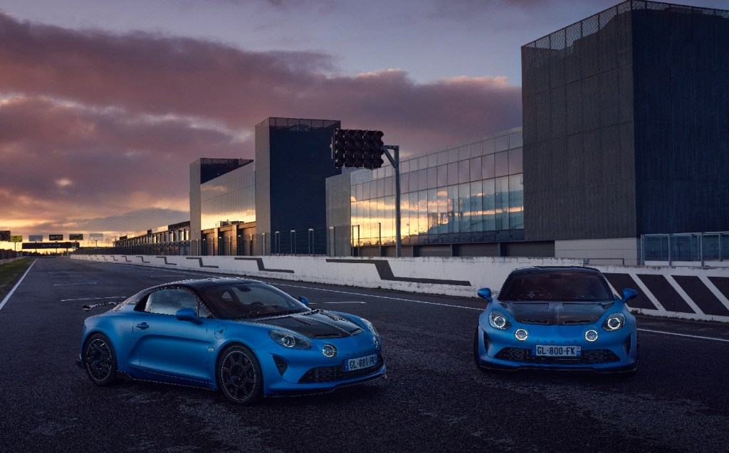 Two Alpine A110 R on the pit straight at Jarama Circuit, static