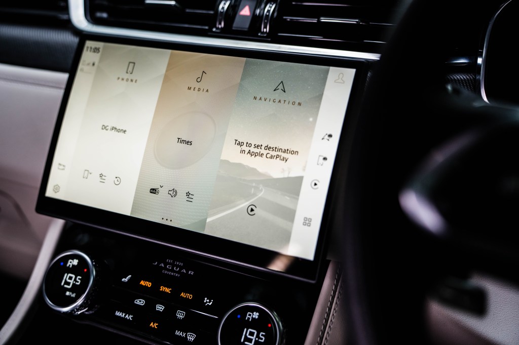 Jaguar F-Pace SVR Pivi Pro touchscreen