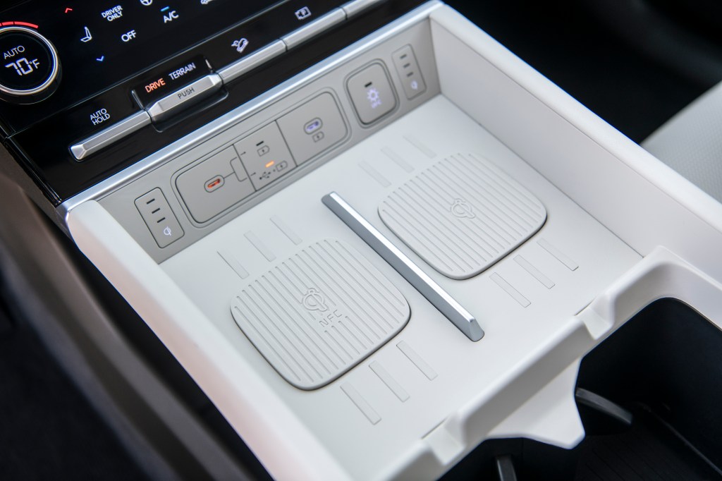 2024 Hyundai Santa Fe charging pads