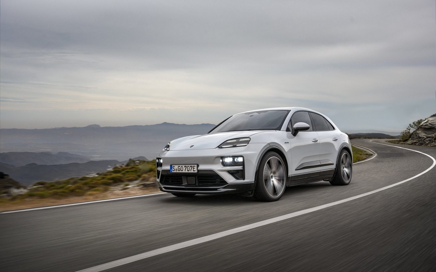 2024 - [Porsche] Macan - Page 9 Porsche-Macan-Turbo-electric-2024-004