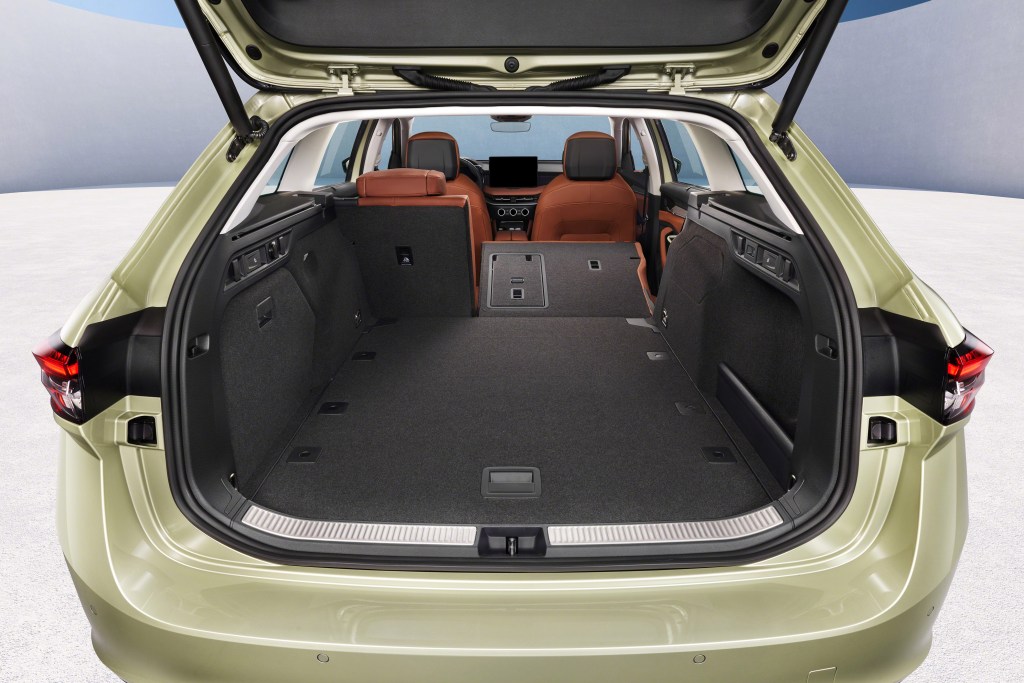 2024 Skoda Superb estate (combi) boot trunk space