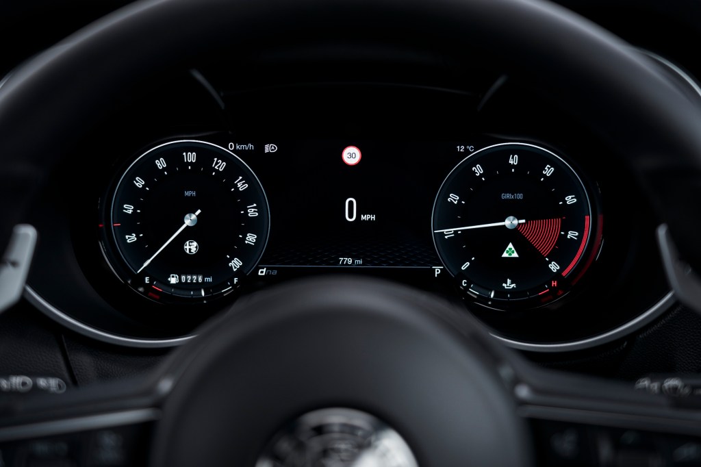Alfa Romeo Stelvio Quadrifoglio 2024 digital driver's display